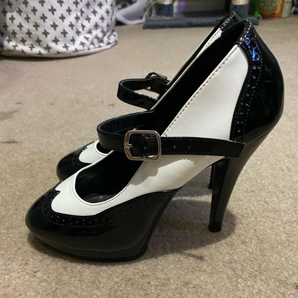 Saddle shoe heels